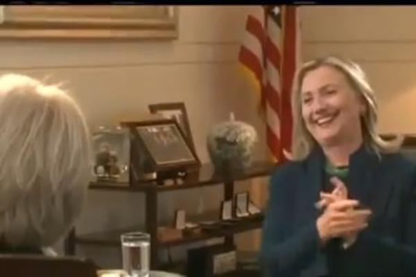 DOŠLI SMO, VIDELI SMO, ON JE UMRO! Ovako se Hilari KLINTON CEREKALA komentarišući BRUTALNO ubistvo GADAFIJA (VIDEO)