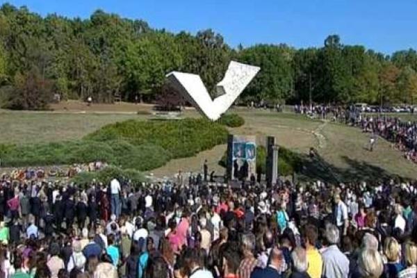 ODRŽAN VELIKI ŠKOLSKI ČAS U KRAGUJEVCU Ovaj bolni datum u srpskoj istoriji danas je pratio jedan SKANDALOZAN DETALJ