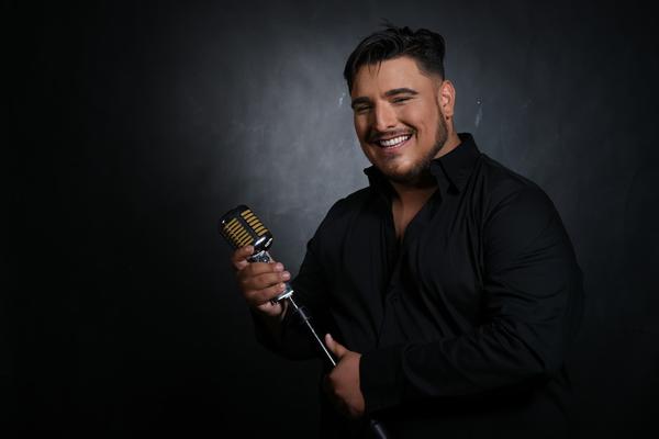 DARKO LAZIĆ SLAVI JUBILEJ SA DVE ŽENE: Obe srećne i zadovoljne, ali prvu pesmu na koncertu posvetio je ipak NJOJ!