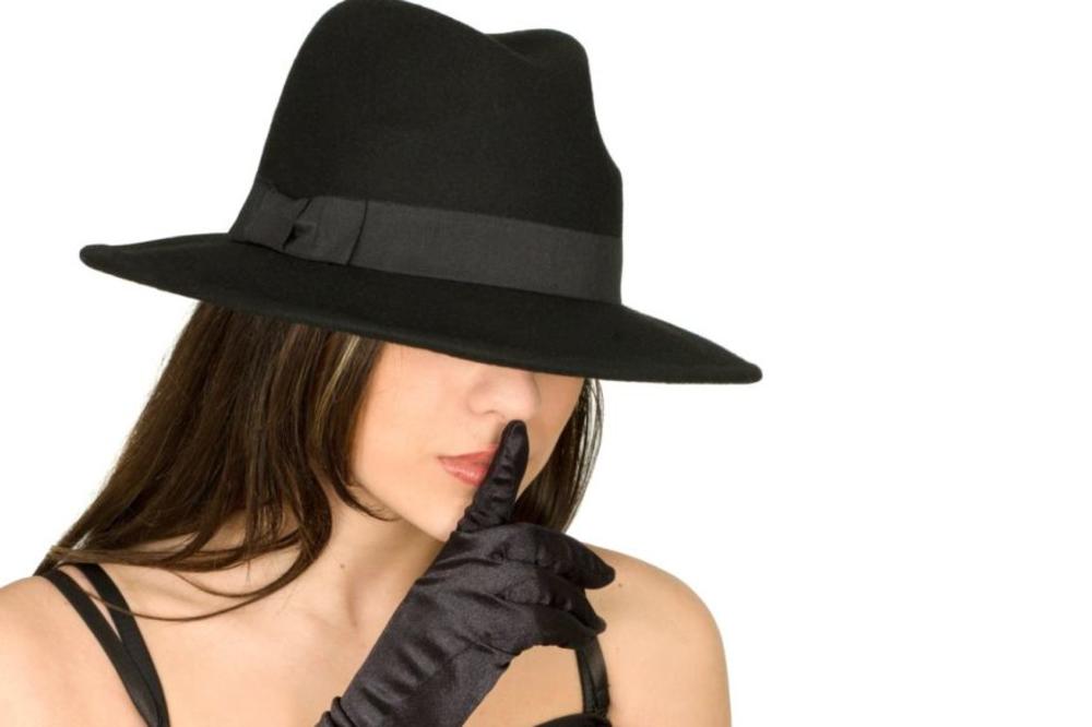 DA TI SE PREVRNE ŽELUDAC: Poznati fudbaler platio 3 prostitutke da ga koriste kao WC šolju!