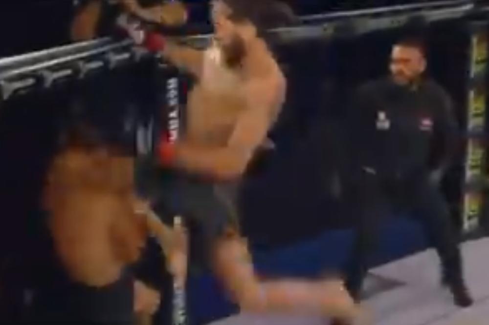 NAJBRUTALNIJI NOKAUT GODINE: Odvalio čoveka kolenom u glavu, pa počeo da se moli za njega!