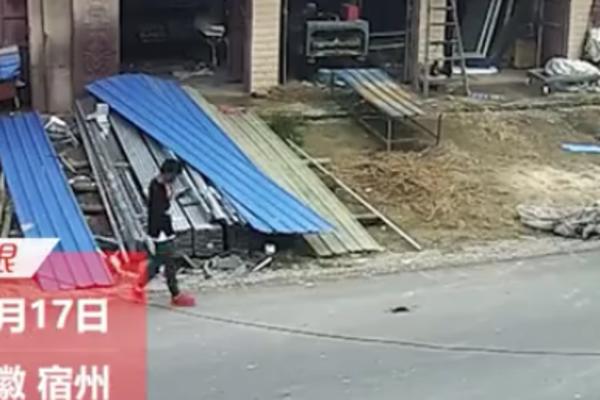 ZAMALO DA SE ZAKOLJE ZBOG MOBILNOG: Kamera zabeležila UŽASAN INCIDENT! (VIDEO)