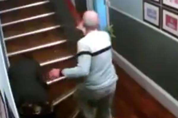 PIJANI DEDA I JOŠ PIJANIJA BABA POKUŠALI DA SE POPNU UZ STEPENICE: Ovo je tužno i strašno! (VIDEO)