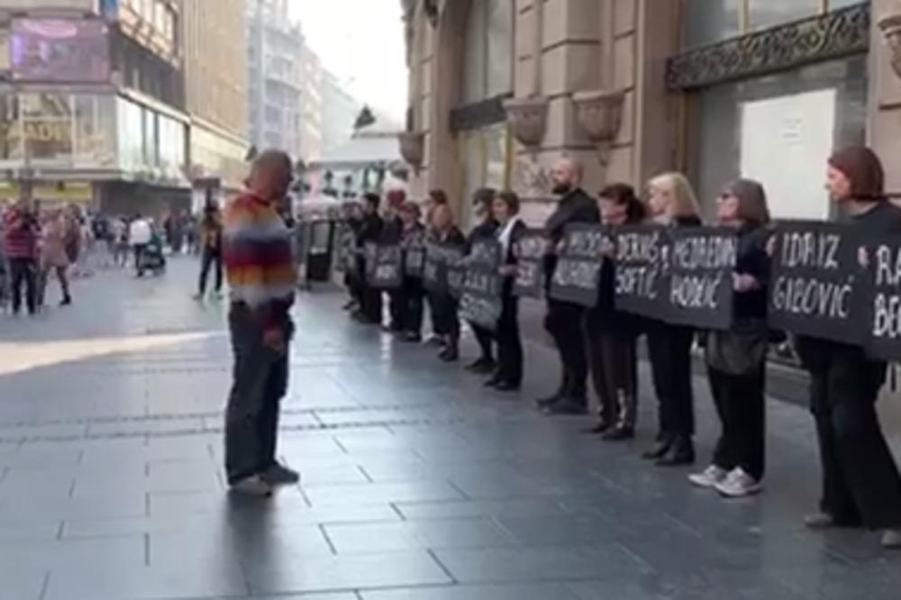 INCIDENT U CENTRU BEOGRADA: Ćelavi muškarac ŽESTOKO ISPSOVAO ljude koji su obeležavali zločin! (VIDEO)