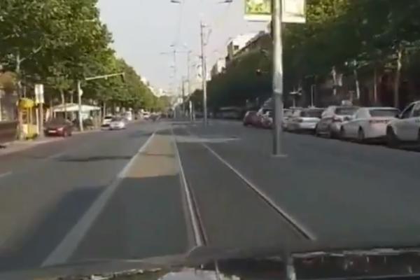 POJAVIO SE NOVI LUDAK NA BEOGRADSKIM ULICAMA: Vozi kao manijak, ubiće nekog! (VIDEO)