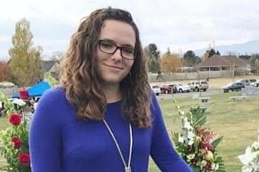 REŠILA DA NAPIŠE MIŠLJENJE O HALJINI KOJU JE KUPILA, ALI SU SVI GLEDALI IZA NJE: Zbog OVOGA sad misle da je BOLESNA