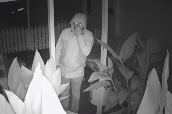 LOPOV JE UPAO U FRIZERSKI SALON: Tražio je novac, ali je morao da ode! KAMERA SVE ZABELEŽILA! (VIDEO)