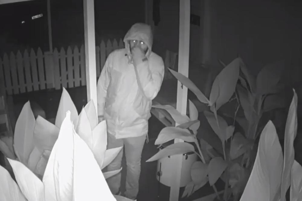 LOPOV JE UPAO U FRIZERSKI SALON: Tražio je novac, ali je morao da ode! KAMERA SVE ZABELEŽILA! (VIDEO)