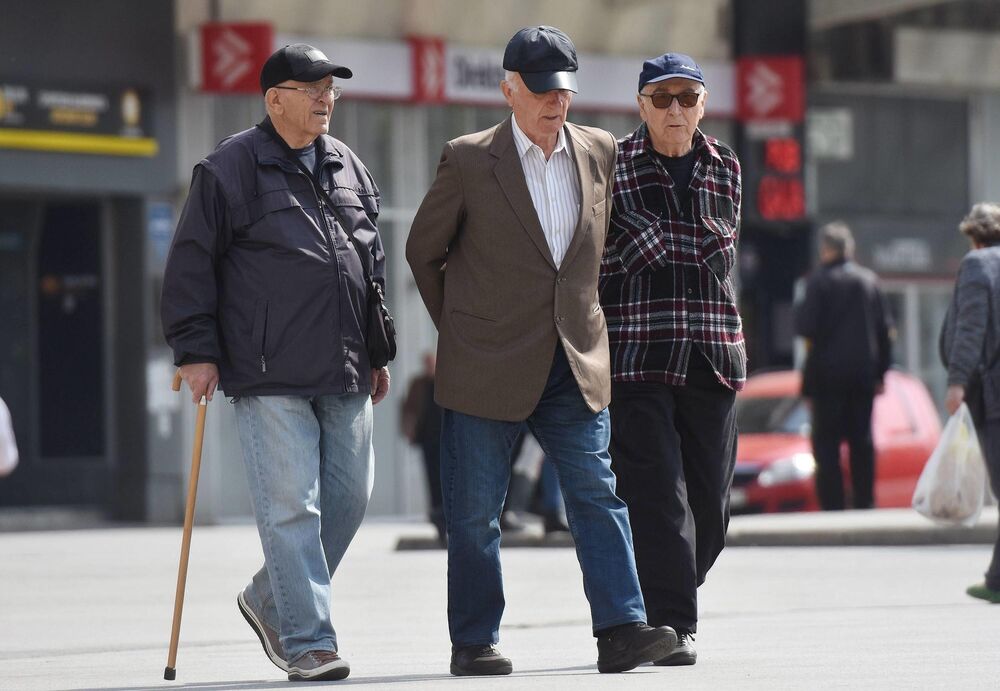Penzioneri šetaju ulicom 