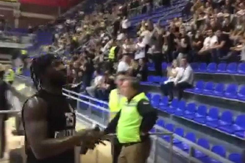 DELIRIJUM U PIONIRU: Grobari svom miljeniku bacili Partizanovo obeležje, a on ga kao pravi ultras podigao u vis!