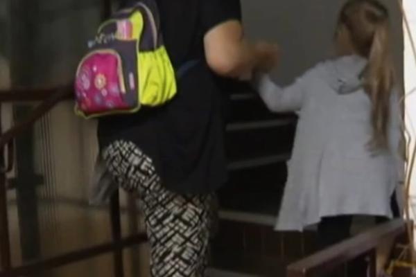 MAJKA IMA 85 GODINA, NE IZLAZI NIGDE, NOSIMO JASTUČIĆE DA PREDAHNEMO! Stanarima na Novom Beogradu LIFT DUGO NE RADI