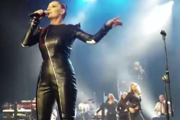 ŽENA-MAČKA U SAVA CENTRU: Mira Škorić priredila noć za pamćenje! Najdirljiviji trenutak posvetila je ćerki! (VIDEO)