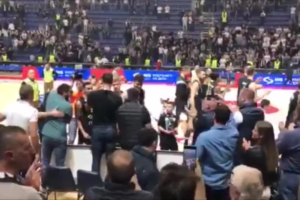 POSLE POBEDE I NJIMA SU POTRČALI U ZAGRLJAJ: A onda su sa navijačima zajedno skandirali bivšem kapitenu!