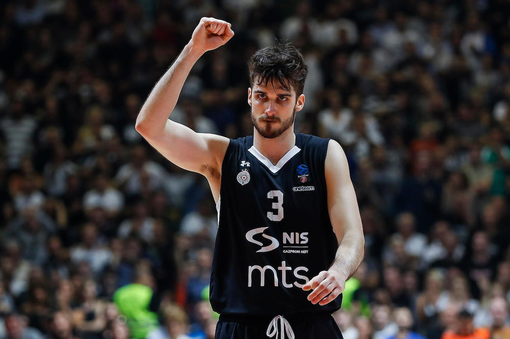 EKSPLOZIJA RADOSTI U ARENI: Rade Zagorac u ekstazi prosuo sok mladom navijaču Partizana!