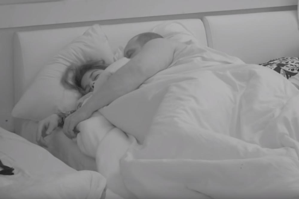 POSLE POLJUPCA AKCIJANJE! Lea Šekarić završila u Radetovom KREVETU! Kamere zabeležile trenutak kada joj SKIDA VEŠ!