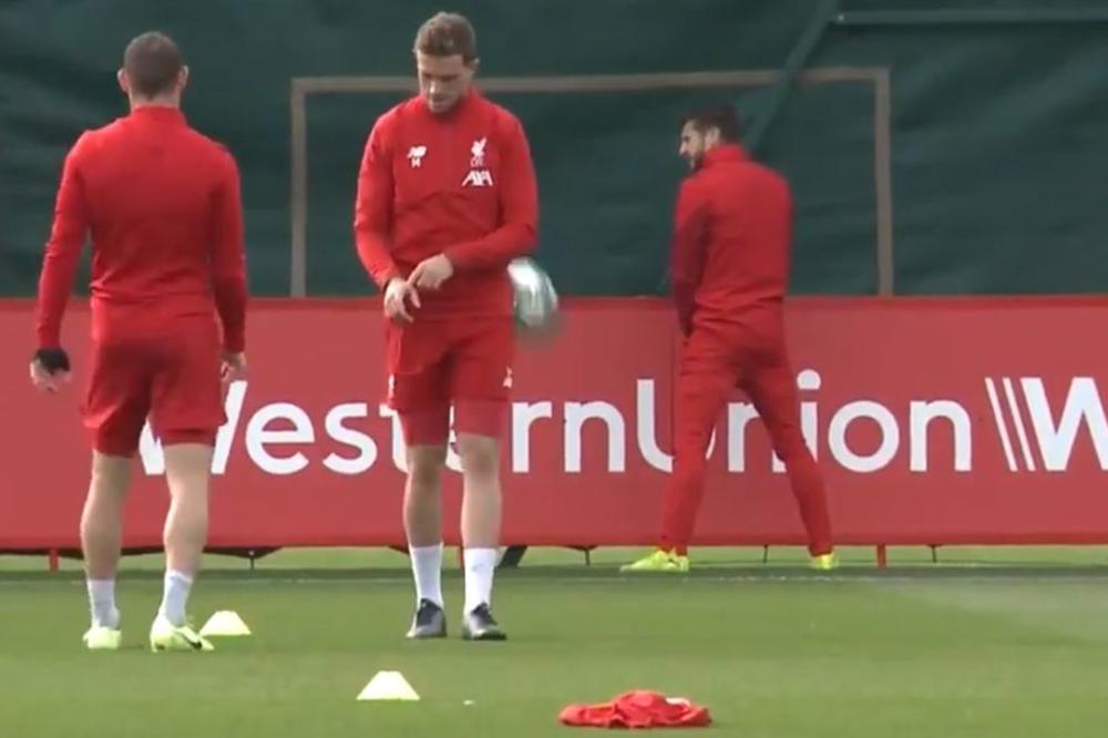 FUDBALER LIVERPULA MOKRIO USRED TRENINGA PRED KAMERAMA: Posebno je zgrozio sve kad su videli čime pere ruke!