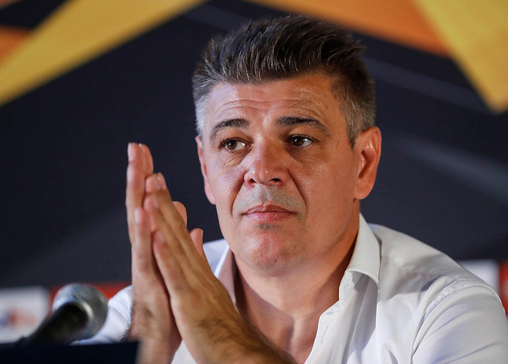 Savo Milošević trlja ruke  