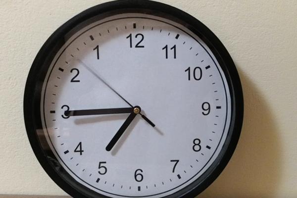 SAT NIKAKO NE SMETE DRŽATI NA OVOM MESTU U KUĆI: Mnogi to ne znaju, a priziva NESREĆU!