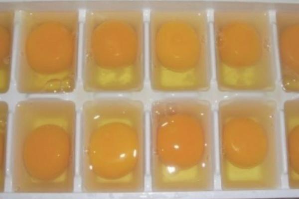 STAVILA JE 14 JAJA U POSUDU ZA LED I OSTAVILA U ZAMRZIVAČU: Kada je posle 2h izvadila, dobila je nešto NEOČEKIVANO