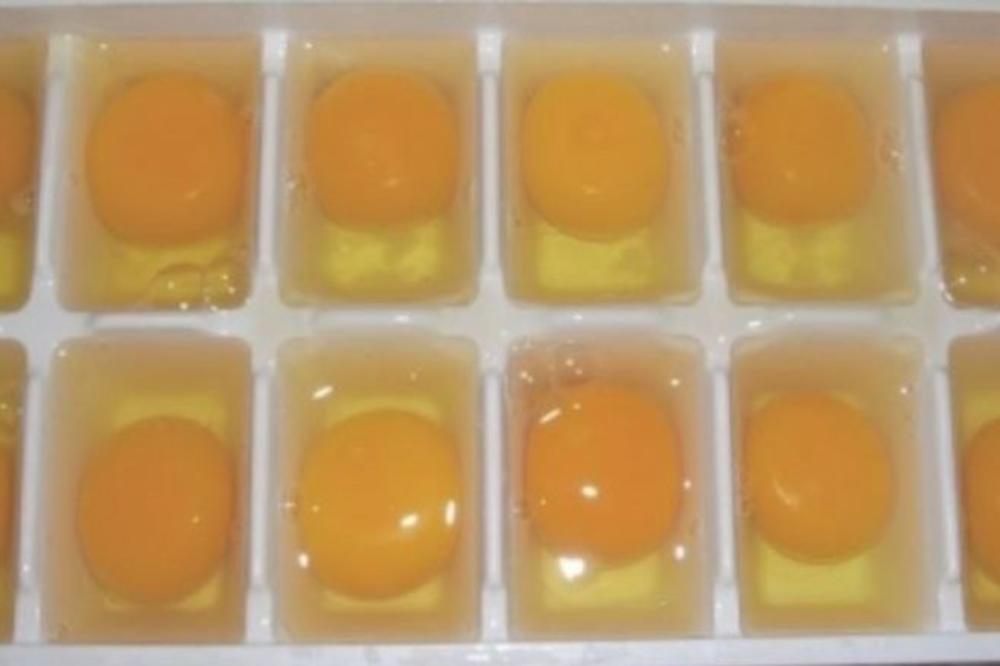 STAVILA JE 14 JAJA U POSUDU ZA LED I OSTAVILA U ZAMRZIVAČU: Kada je posle 2h izvadila, dobila je nešto NEOČEKIVANO