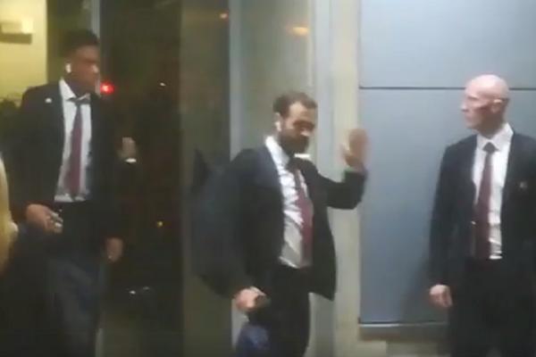 FUDBALERI MANČESTERA STIGLI U BEOGRAD: Huan Mata mahnuo Srbima, a tu je i Vudvord! Svi se pitaju gde je Ferguson!