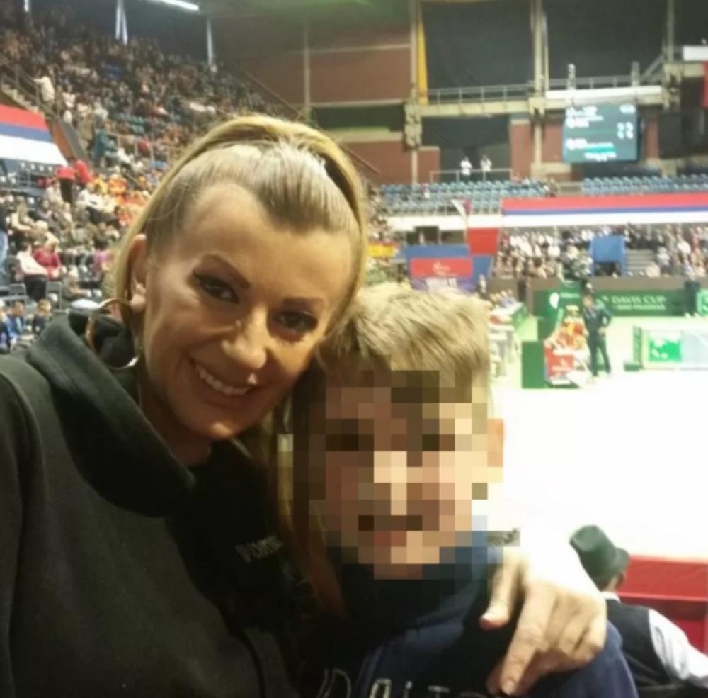 VIKI POKAZALA SINA KOJI NIJE MOGAO DA HODA: Sada je izašla u javnost sa njim i otkrila kako IZGLEDA! (FOTO)