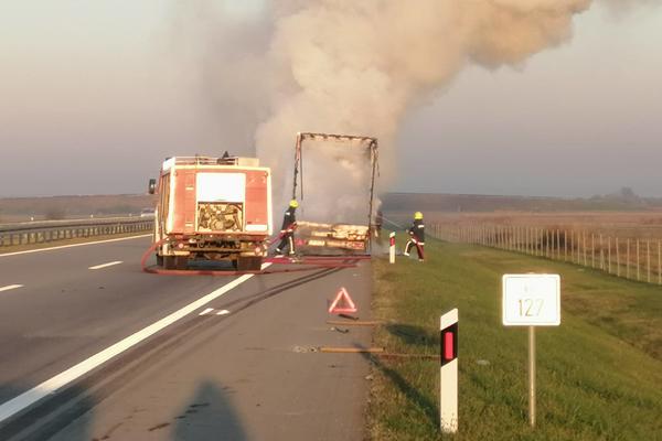 DRAMA NA AUTO-PUTU BEOGRAD-NOVI SAD! Kamion se zapalio, vatrogasci se bore sa vatrenom stihijom! (VIDEO)