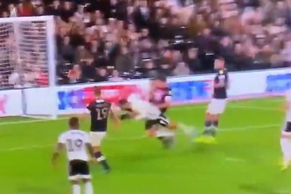 DA LI STE IKADA VIDELI OVAKAV GOL? Mitrović glavom odvalio nogu protivnika i postigao pogodak o kom će se pričati!