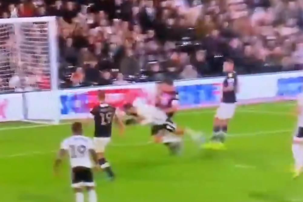 DA LI STE IKADA VIDELI OVAKAV GOL? Mitrović glavom odvalio nogu protivnika i postigao pogodak o kom će se pričati!