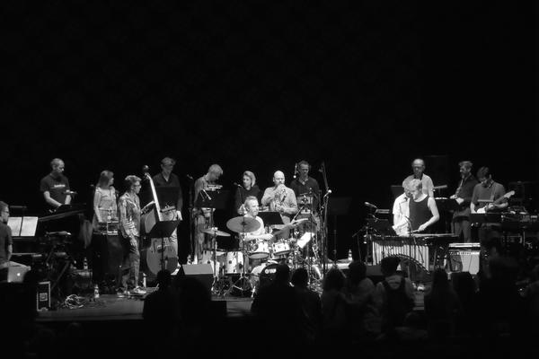 Stanley Clarke podigao punu Kombank Dvoranu na noge, ali  Flat Earth Society pokazao je nadmoć evropskog džeza