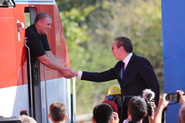 MAŠINOVOĐA ALEKSANDAR VUČIĆU JE PREDAO RAPORT! Prešao je 10.500 kilometara, IMAO JE PORUKU ZA PREDSEDNIKA