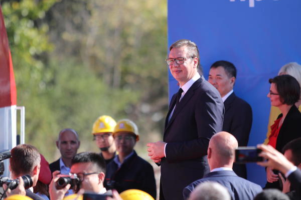 PRVI TERETNI VOZ IZ KINE STIGAO U SRBIJU! Vučić je imao VAŽNU poruku za građane (FOTO)