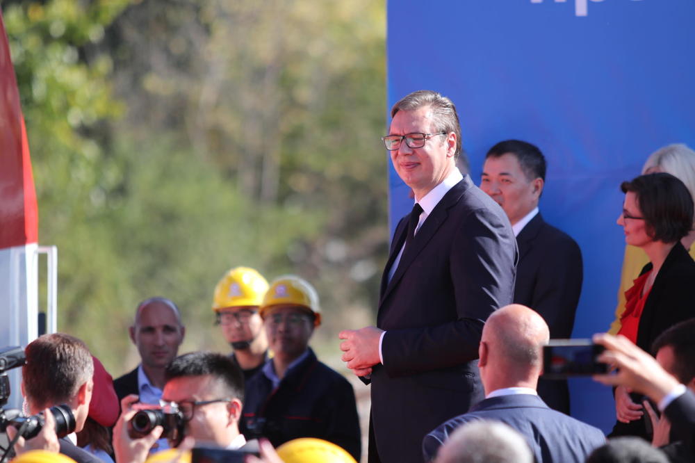 PRVI TERETNI VOZ IZ KINE STIGAO U SRBIJU! Vučić je imao VAŽNU poruku za građane (FOTO)