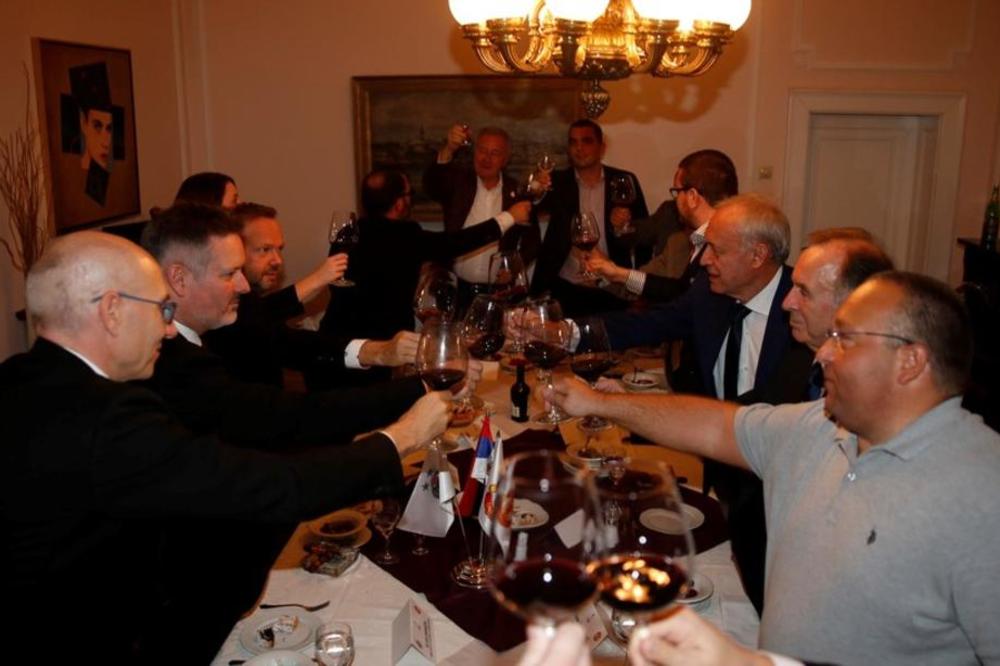 ZAJEDNIČKA VEČERA ČELNIKA JUNAJTEDA I PARTIZANA: Razmenjeni pokloni uz "čašicu" razgovora!