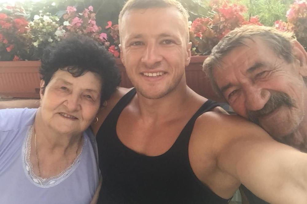 STARI NA LINIJU, MAJKA NA NJIVU, ALI NISU ODUSTALI OD MENE! Zombra je čestitao MAJCI ROĐENDAN na najdivniji NAČIN!