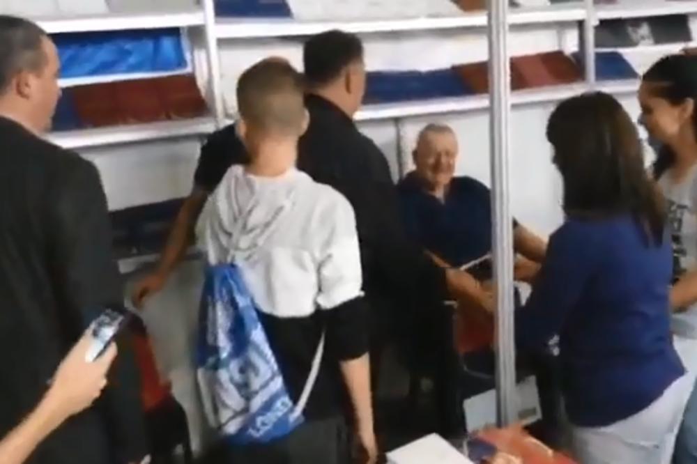 `DE SI BRE JUTKA, SAMO NEMOJ DA MI KRADEŠ DEVOJKE! Skandalozan susret Šešelja i Jutke na Sajmu knjiga! (VIDEO)