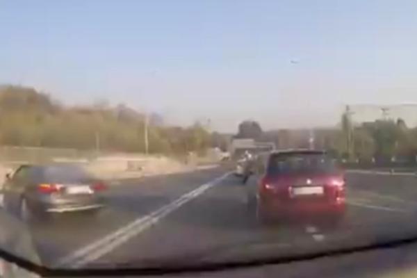 OKREĆE SE NA DVE PUNE LINIJE I NE ZANIMA GA NIŠTA: Snimak bahatog vozača razbesneo Srbiju! (VIDEO)