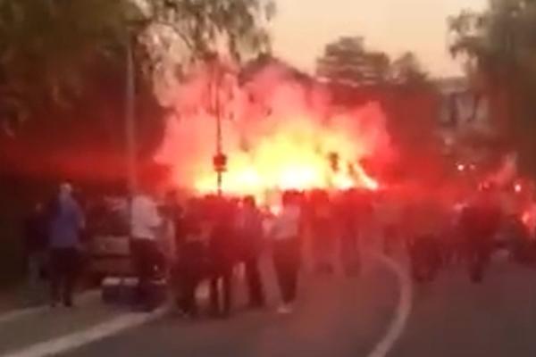 ZASVETLEO SE CEO TOPČIDER: Grobari popalili desetine baklji, spektakularno dočekali igrače pred meč s Junajtedom!