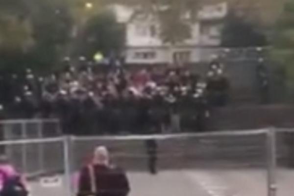 CRVENI ĐAVOLI, ATMOSFERA PAKLENA: Stigli navijači Junajteda, policija ih okružila sa svih strana!