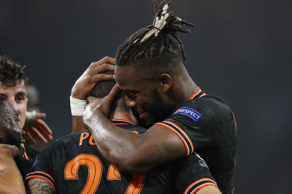 OPIPAO DA VIDI ČIME RASPOLAŽE: Igrač Čelsija slaveći gol uhvatio za međunožje strelca!