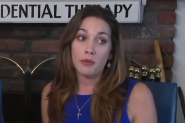 NASTAVNICA JE SLIKALA SVOJE GRUDI I POSLALA DEČKU: Ono što se desilo, uništilo joj je život!