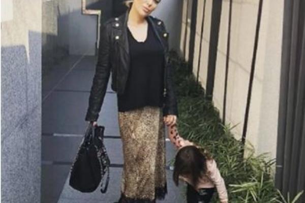 ANA NIKOLIĆ RAZNEŽILA FOTKOM SA ĆERKICOM! Nećete ostati ravnodušni na ovaj prelepi prizor!