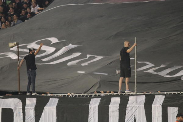 ŠETALICA GROBARA NA MEČU SA JUNAJTEDOM: Navijači sa južne tribine se oprostili od preminulog druga!