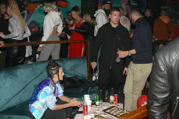 SLOBA DOŠAO NA ŽURKU, PA POTRČAO KIJI U ZAGRLJAJ: Lunu ISKULIRAO kao da je VAZDUH! Ona sve vreme RUČKALA! (FOTO)