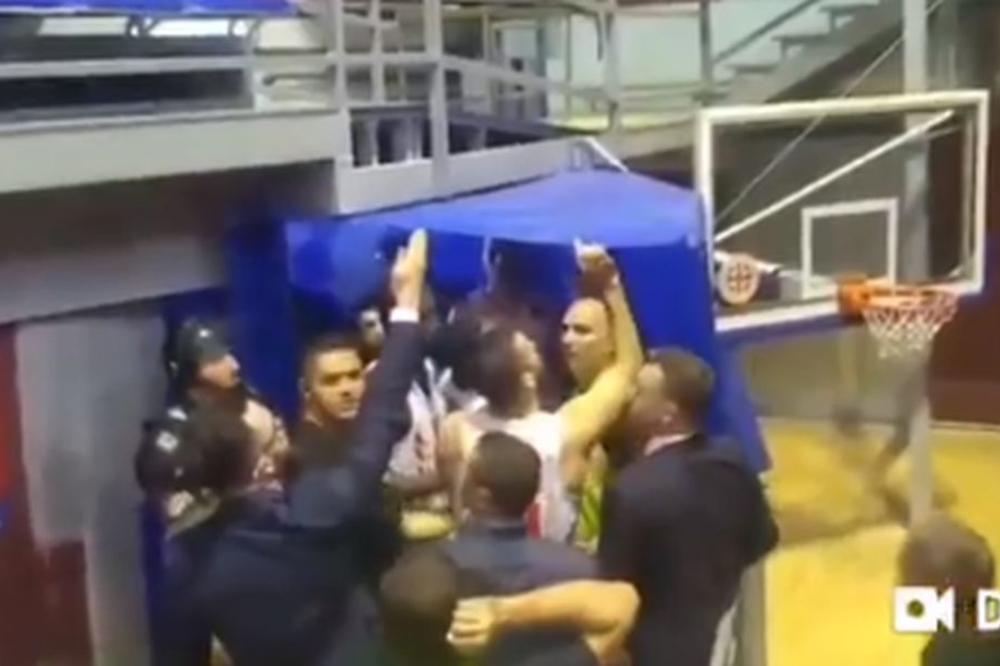 SNIMAK SUKOBA LAZIĆA S NAVIJAČEM IZ DRUGOG UGLA: Ni obezbeđenje, ni saigrači, ni uprava nisu mogli da ga smire!