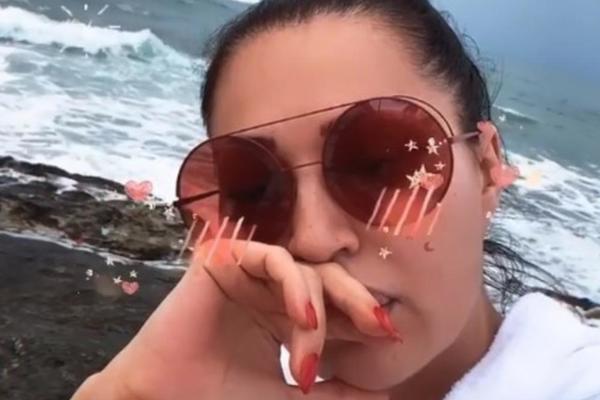 CECA OTIŠLA NA PLAŽU U KUĆNOJ VARIJANTI: Ovo od DIVE nikad još nismo videli! (VIDEO)