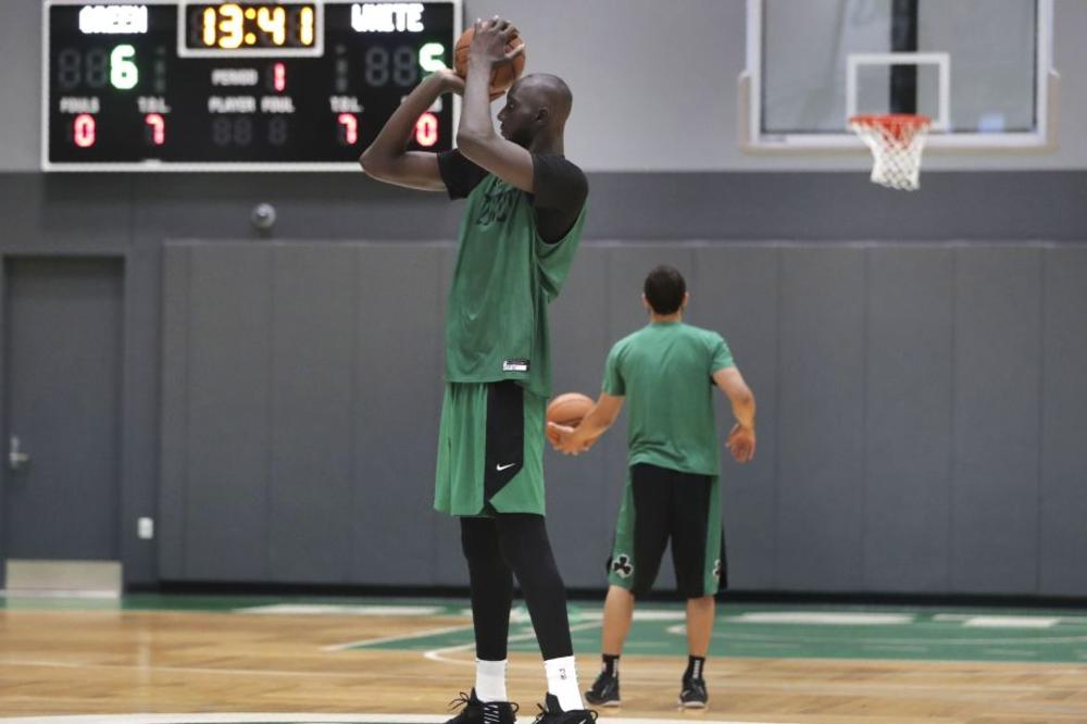 NAJVIŠI IGRAČ NBA LIGE DOŽIVEO POTRES MOZGA: Udario je glavom u plafon?!