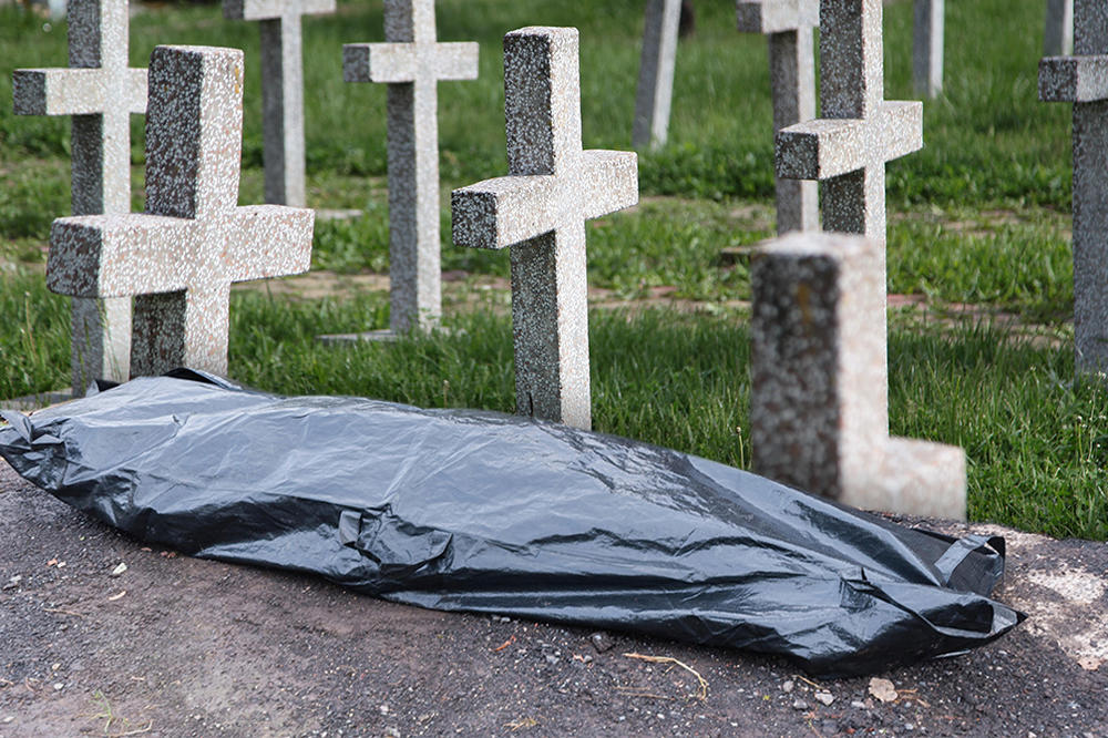 ŽELIM DA GLEDAM U OČI ČOVEKA KOJI MI JE UBIO SINA: Potresna ispovest oca kom se život sveo na POSETU GROBLJU!