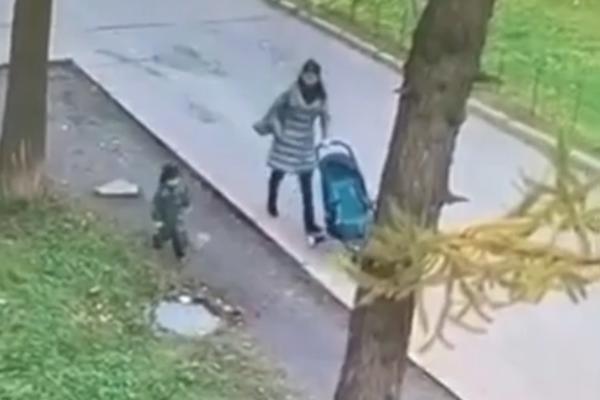 UŽAS! Dečaka koji je upao u dva metra dubok šaht izvukao prolaznik, umesto poklopca šaht bio POKRIVEN SAMO LIMOM