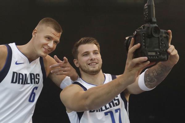 AMERI PITALI DONČIĆA KOJU MUZIKU SLUŠA? Ćirilica je zakon, a iz njegovih slušalica trešti Džejeva "Slavija"!